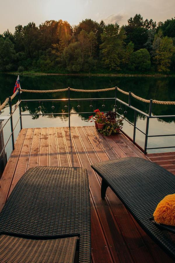 Aquachill Houseboat & Wellness Hotel Liptovsky Trnovec Exterior photo