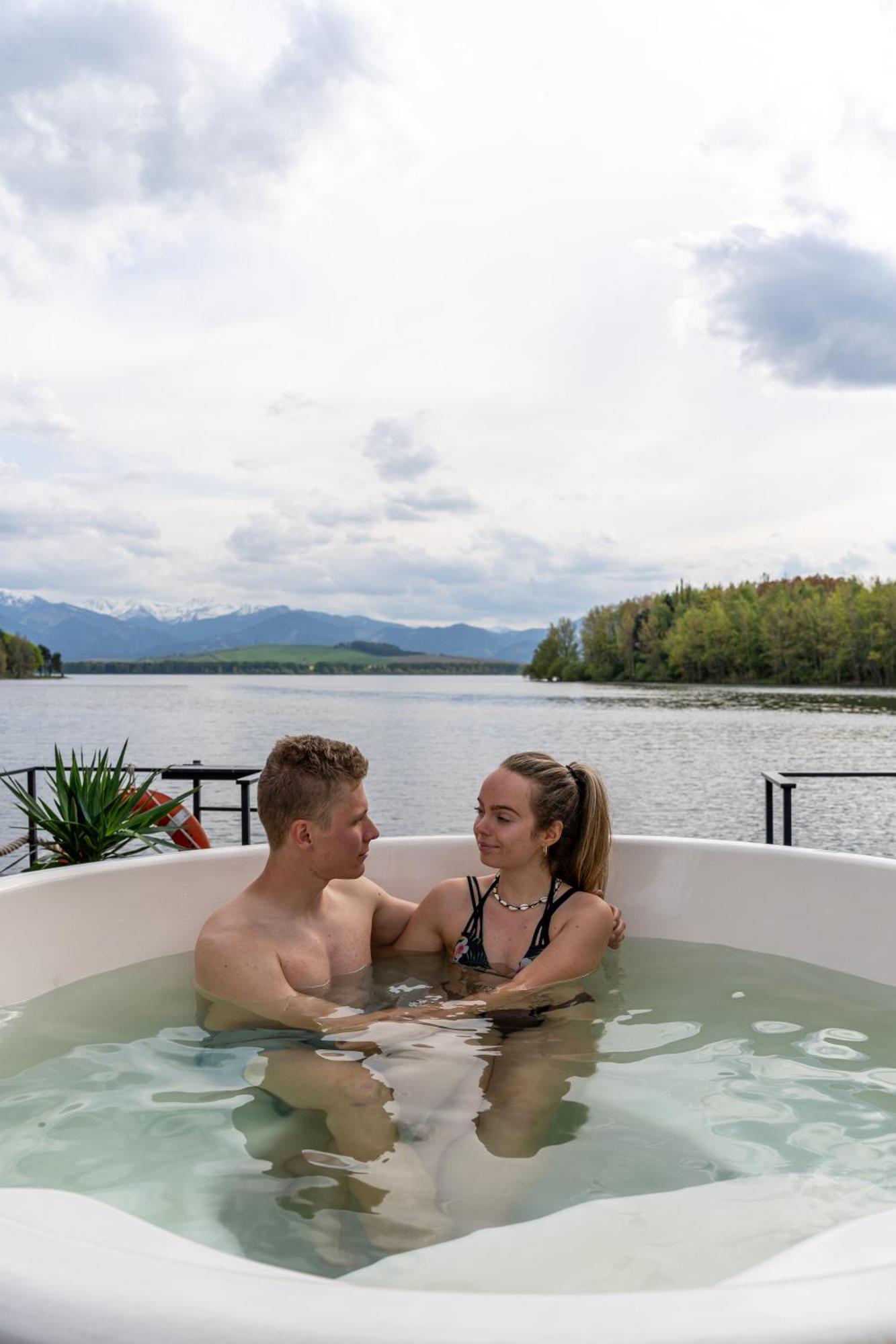 Aquachill Houseboat & Wellness Hotel Liptovsky Trnovec Exterior photo